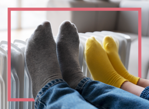 Füße werden an einer Heizung gewärmt