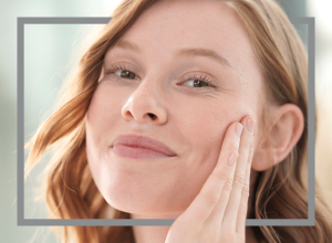 Frau mit gesunder Haut strahlt