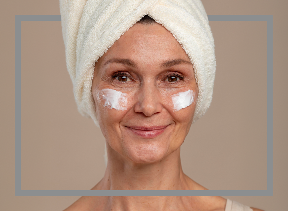 Frau cremt ihr Gesicht