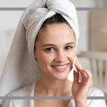 Frau hat Creme ihm Gesicht