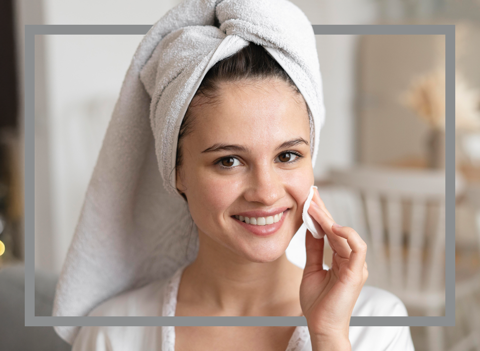 Frau hat Creme ihm Gesicht