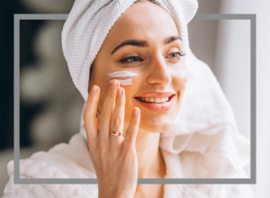 Frau cremt ihr Gesicht ein
