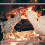 Fuße aufwärmen vor dem Kamin