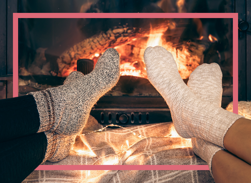 Fuße aufwärmen vor dem Kamin