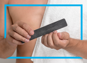 Mann pflegt seine Nägel