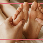 Fussmassage Tipps und Anwendungen. Quelle: https://www.magnific.com/de/fotos-kostenlos/nahaufnahme-eines-masseurs-der-die-fuesse-einer-frau-massiert_30221942.htm#fromView=search&page=1&position=1&uuid=a5d94186-808d-488b-beec-6c5314bd196d&track=ais_test_b&query=Fu%C3%9Fmassage