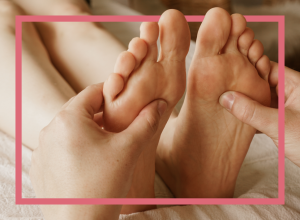 Fussmassage Tipps und Anwendungen. Quelle: https://www.magnific.com/de/fotos-kostenlos/nahaufnahme-eines-masseurs-der-die-fuesse-einer-frau-massiert_30221942.htm#fromView=search&page=1&position=1&uuid=a5d94186-808d-488b-beec-6c5314bd196d&track=ais_test_b&query=Fu%C3%9Fmassage