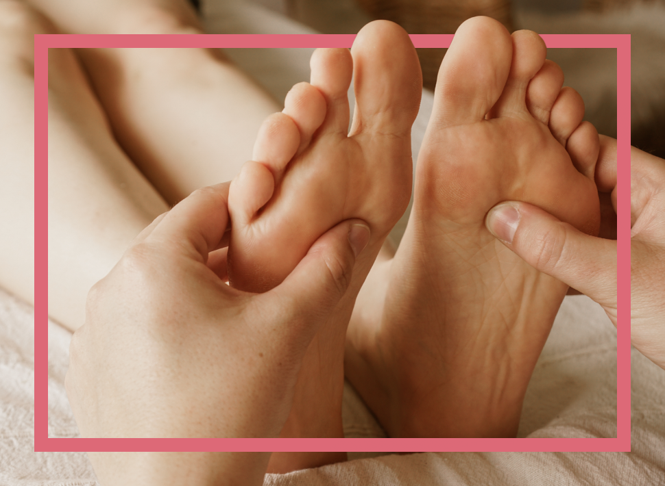 Fussmassage Tipps und Anwendungen. Quelle: https://www.magnific.com/de/fotos-kostenlos/nahaufnahme-eines-masseurs-der-die-fuesse-einer-frau-massiert_30221942.htm#fromView=search&page=1&position=1&uuid=a5d94186-808d-488b-beec-6c5314bd196d&track=ais_test_b&query=Fu%C3%9Fmassage