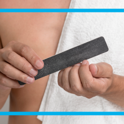 Mann pflegt seine Nägel