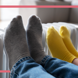 Füße werden an einer Heizung gewärmt