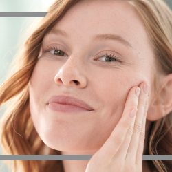 Frau mit gesunder Haut strahlt